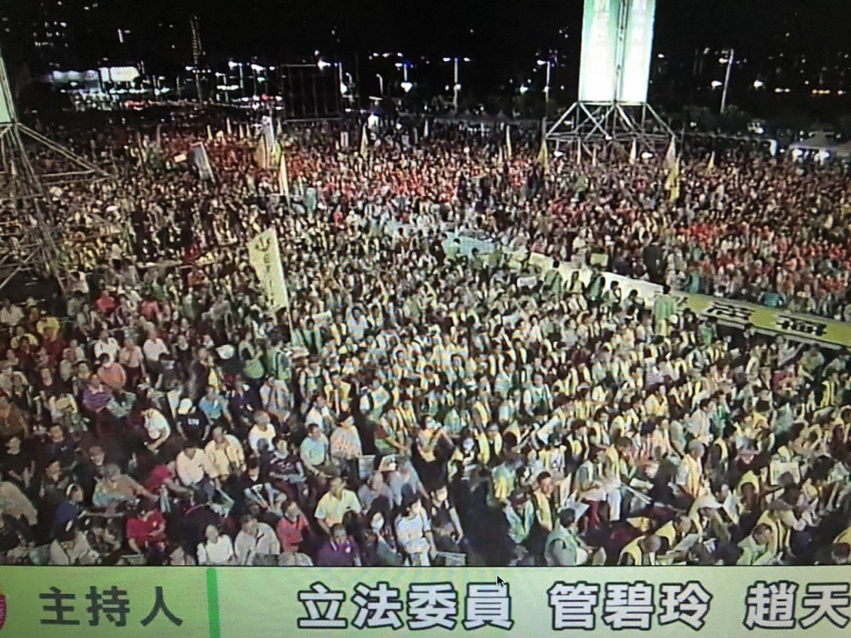 陳其邁勞工之夜造勢晚會，現場擠滿支持者。 圖：翻攝直播畫面