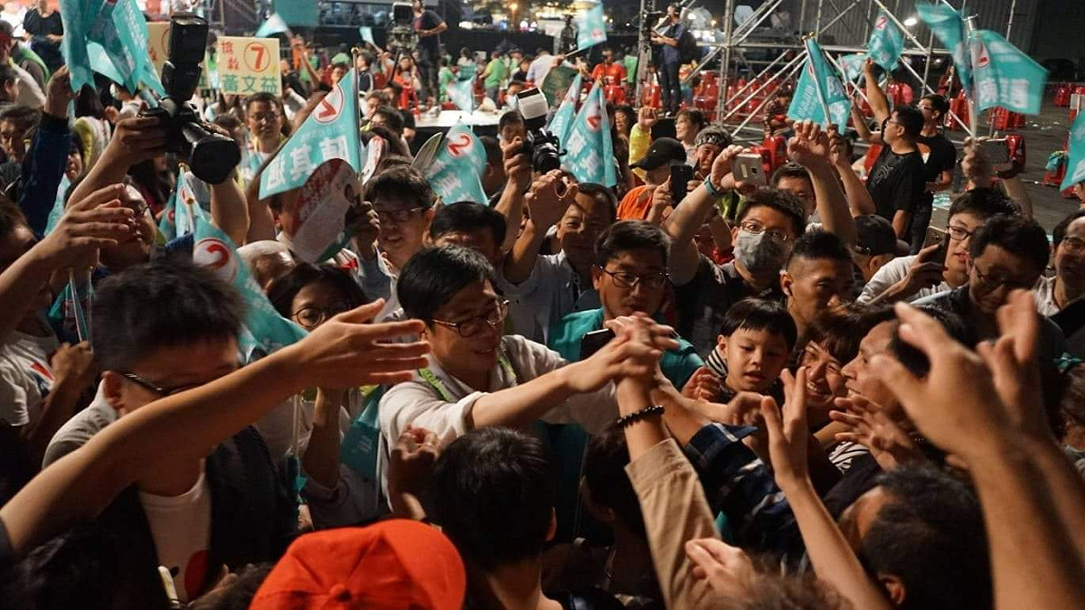 現場更湧進超過2萬熱情民眾，齊聲高呼陳其邁當選（1）。 圖：陳其邁競選辦公室/提供