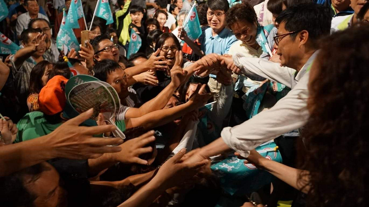 現場更湧進超過2萬熱情民眾，齊聲高呼陳其邁當選（2）。 圖：陳其邁競選辦公室/提供