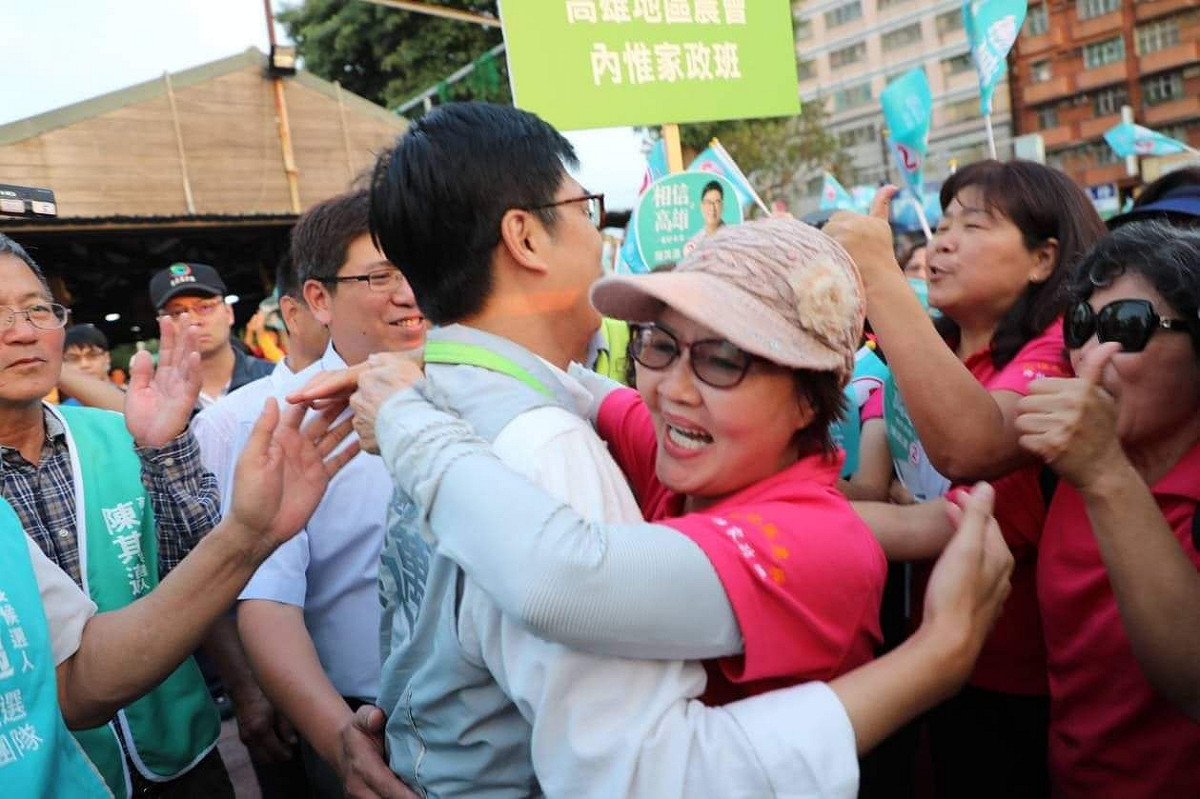 許多民眾爭相展開雙手上前擁抱陳其邁，顯示了他在農民心目中的超高人氣（1）。 圖：陳其邁競選辦公室/提供