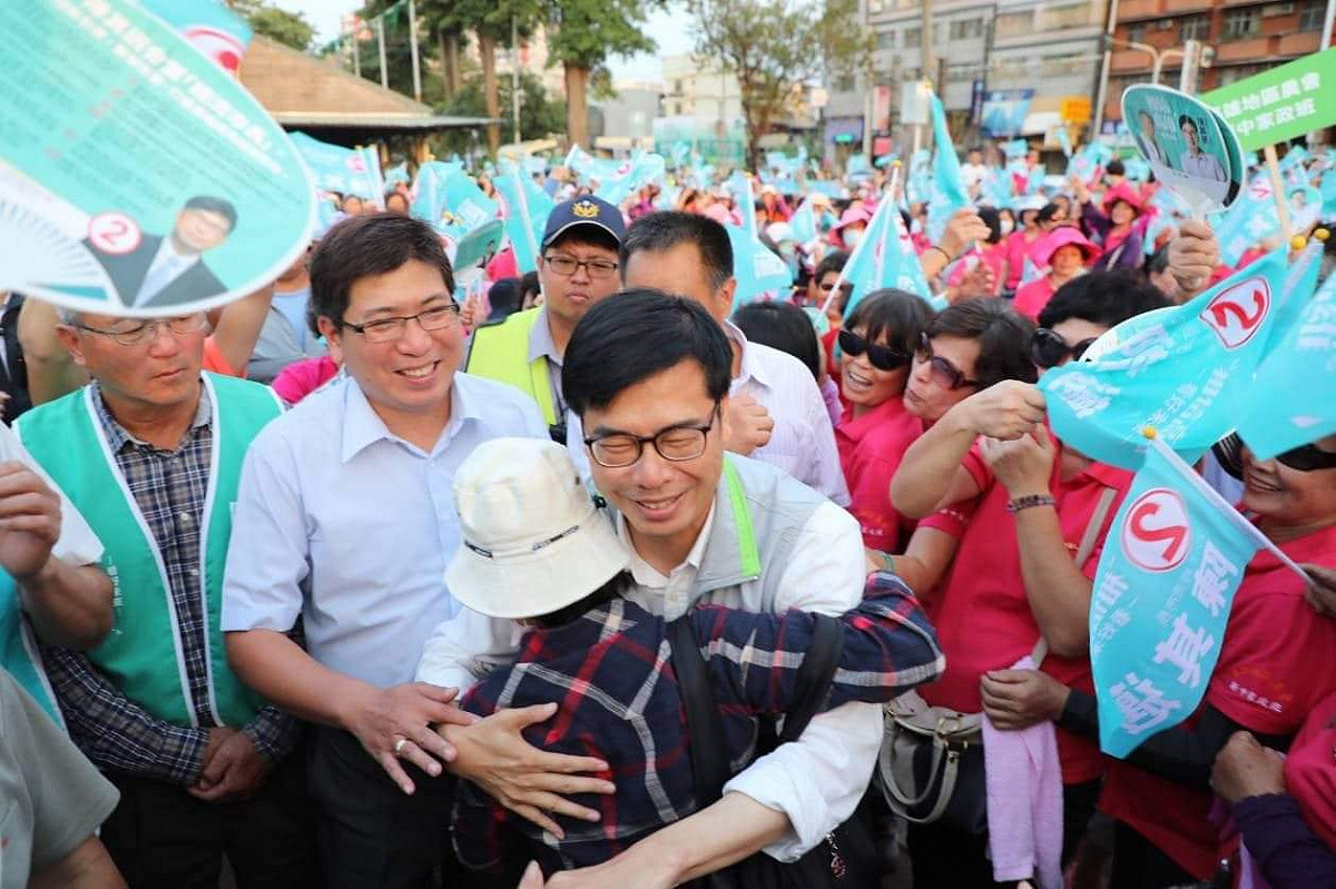 許多民眾爭相展開雙手上前擁抱陳其邁，顯示了他在農民心目中的超高人氣（3）。 圖：陳其邁競選辦公室/提供