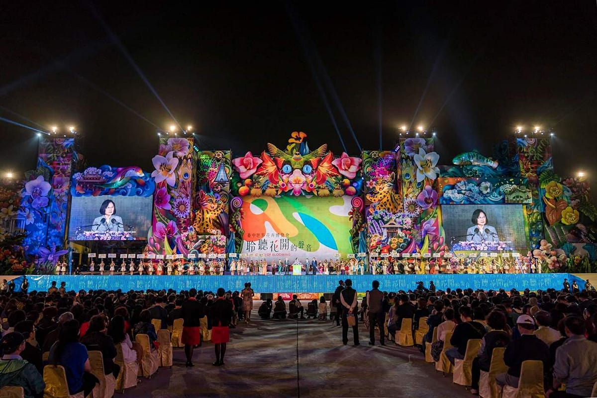 2018台中世界花卉博覽會今天上午開幕，花博開幕晚會晚間也在水湳智慧城登場，有來自國內外37組表演團隊齊心共演，氣氛熱鬧，蔡總統也出席晚會。 圖：翻攝自蔡英文臉書