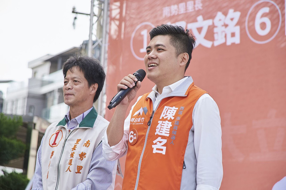 民進黨立委柯建銘表示，陳建名從擔任服務處工讀生時就讓他印象深刻。 圖：林智堅競選辦公室/提供