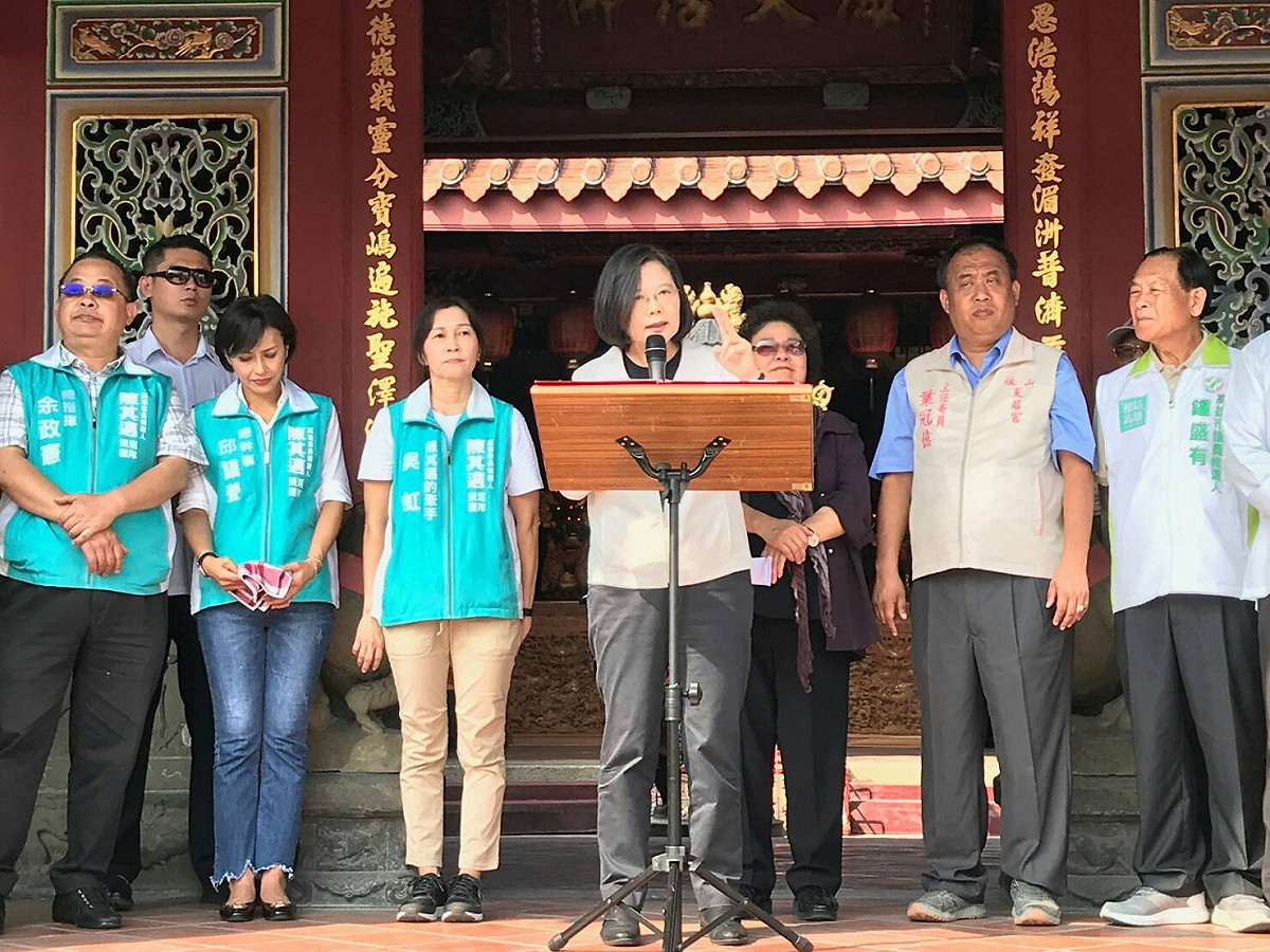 總統蔡英文到高雄參拜，拜託大家支持陳其邁。 圖：民進黨提供