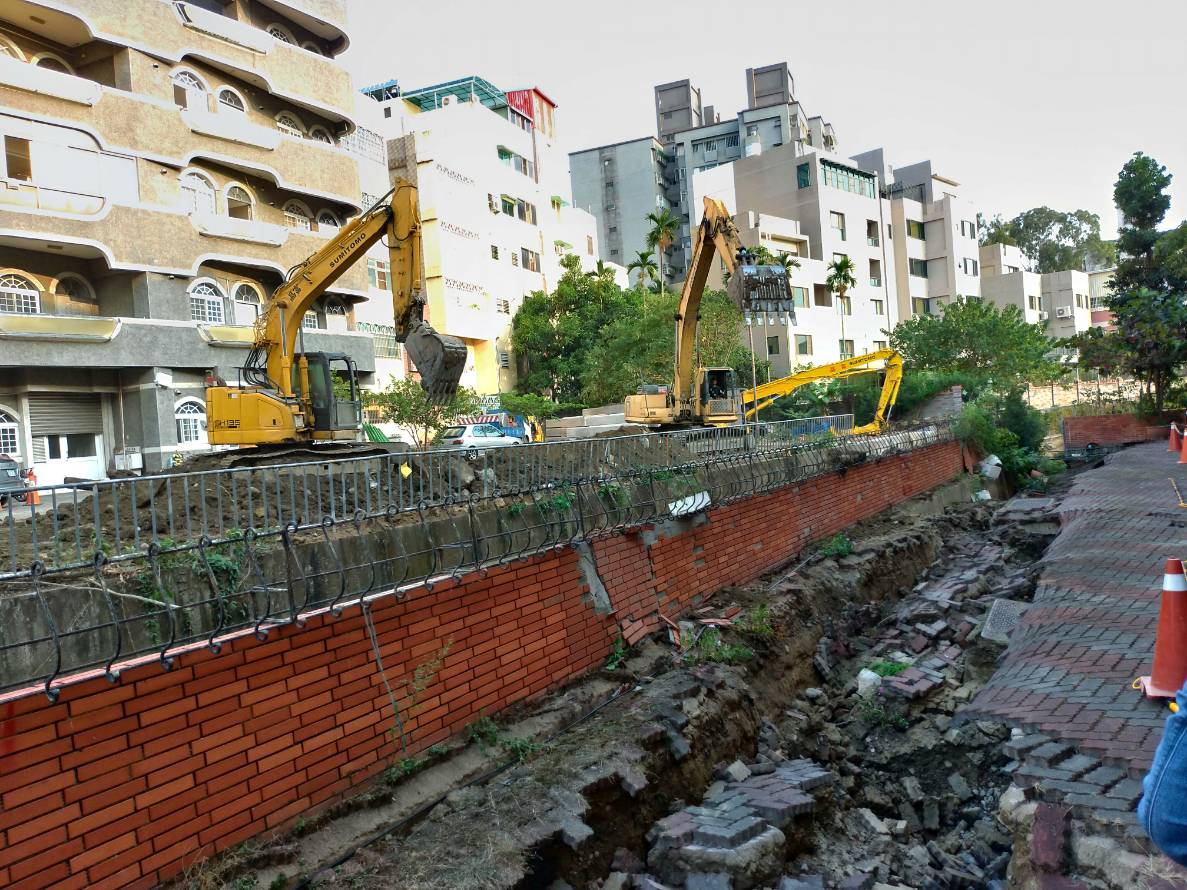 嘉義市新生路北排老爺城堡巷內發生一起住戶門口坍塌事件。 圖: 黃敏惠競選辦公室/提供