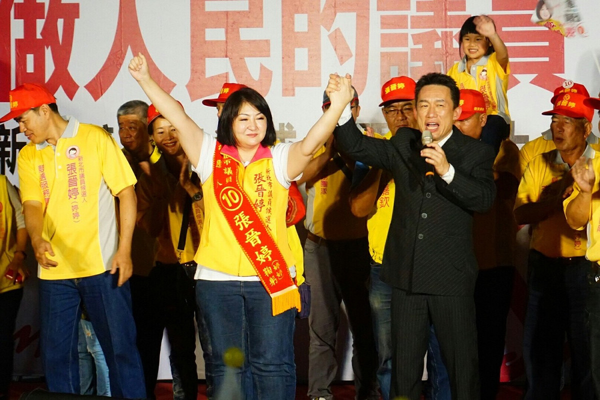 在新五泰林區以無黨籍參選議員的張晉婷，成立新莊區競選總部，邀藝人郭子乾站台。 
 圖：張晉婷提供