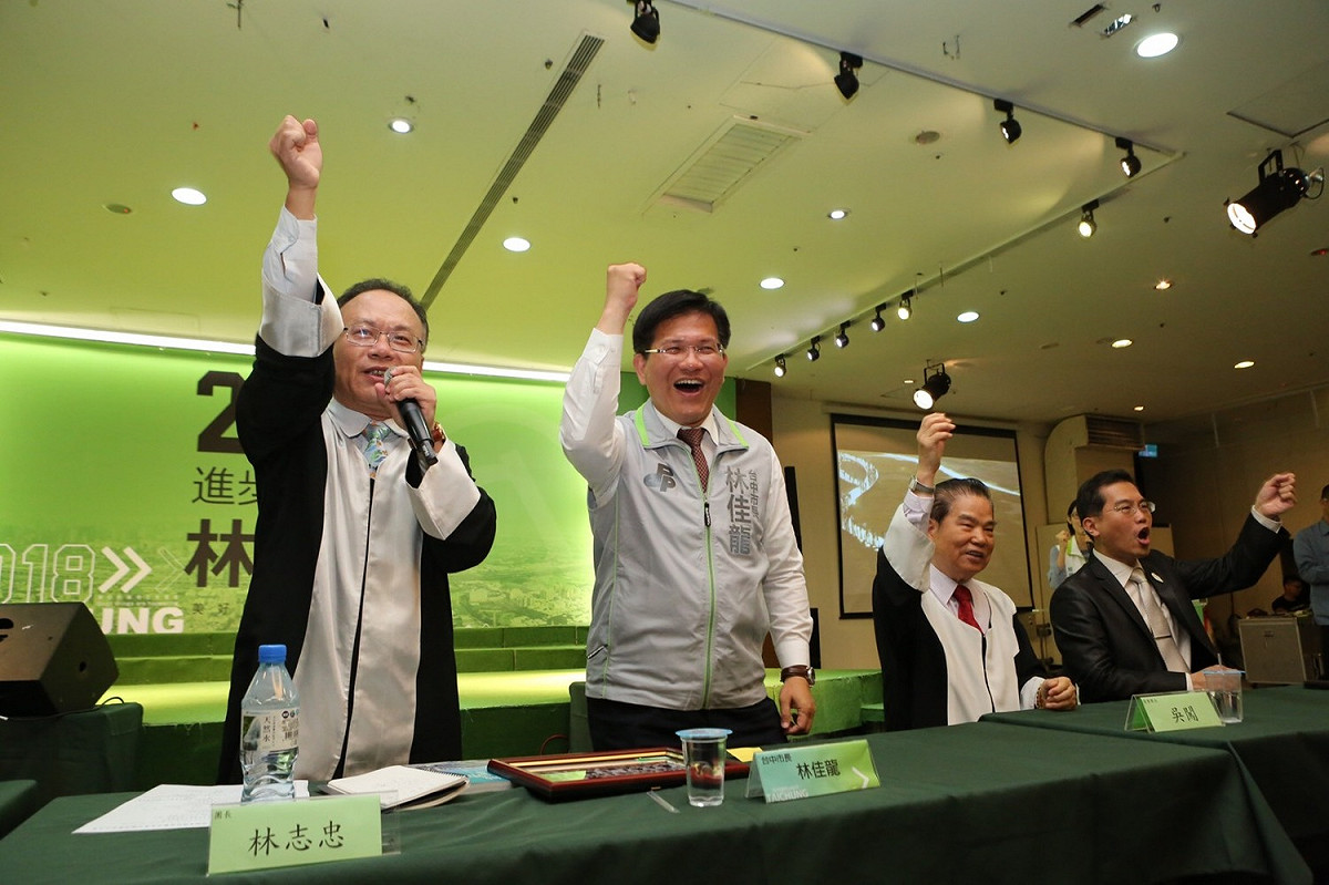 律師顧問團由林志忠（左一）擔任團長，吳闖（右二）為榮譽團長。

 圖：林佳龍競選總部/提供