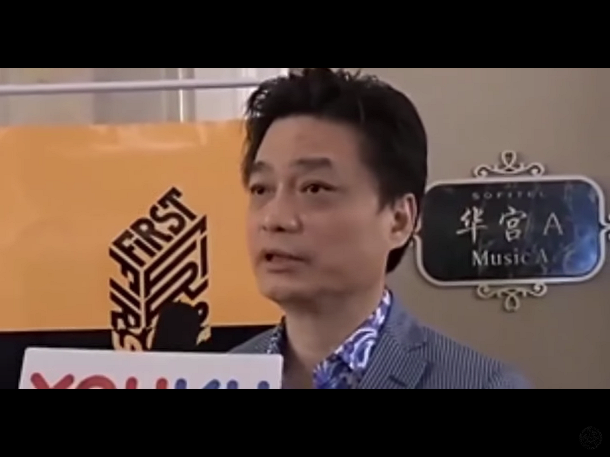除了崔永元（如圖）原本就具備的知名度，以及踢爆范冰冰逃漏稅的加乘效應外，「崔永元真麵」的定價每碗僅人民幣12元（新台幣54元）至18元，在北京市面上屬中低價位，導致開幕後始終人滿為患，甚至需要排上一小時才能吃得到麵。 圖：翻攝自Youtube