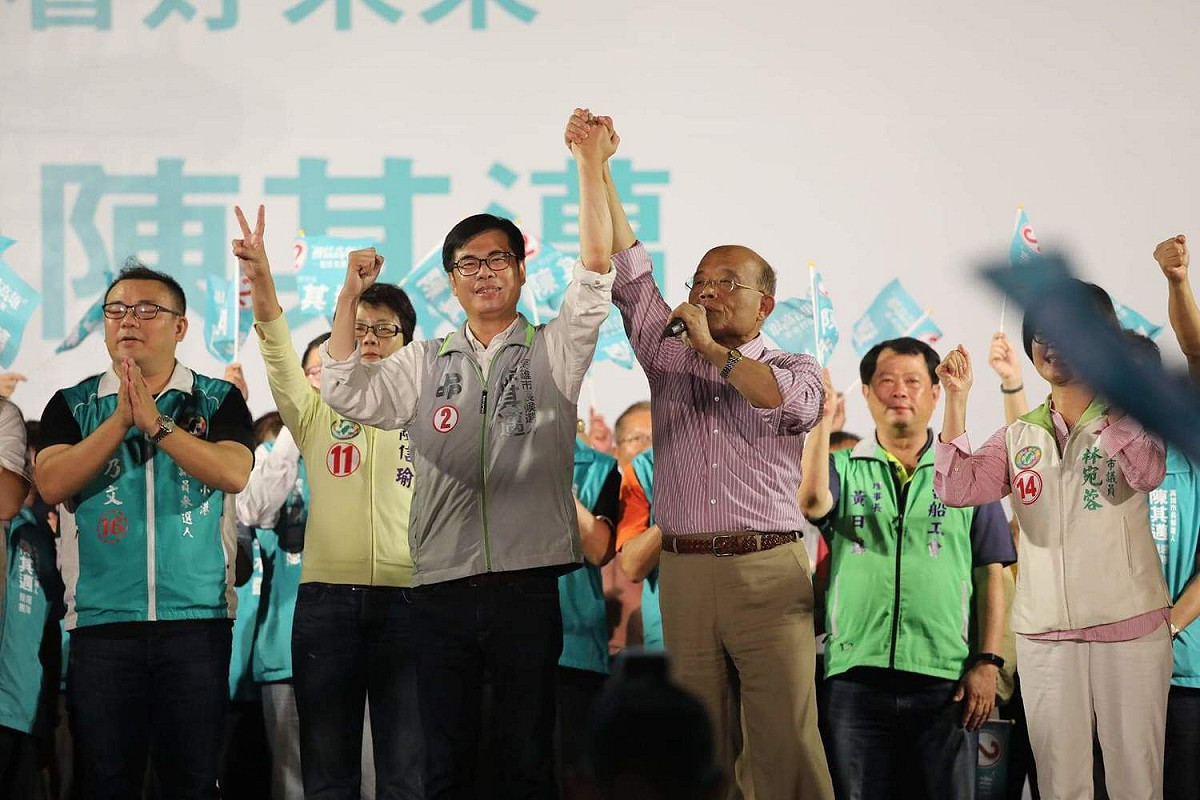 蘇貞昌拉著陳其邁的手，對現場民眾深深三鞠躬，拜託大家一定要力挺到底。 圖：陳其邁競選辦公室/提供