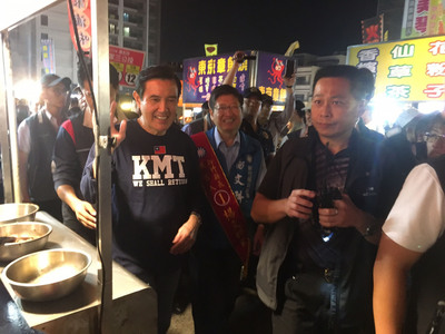 前總統馬英九（左）4日晚間陪同國民黨新竹縣長參選人楊文科（左2）到夜市拜票，逐一向攤商與民眾打招呼。 圖：中央社