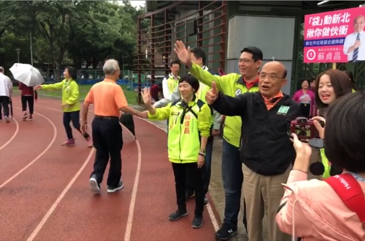 民進黨新北市長候選人蘇貞昌今(5)早連續到板橋四維、八德公園拜票。 圖：蘇貞昌辦公室提供