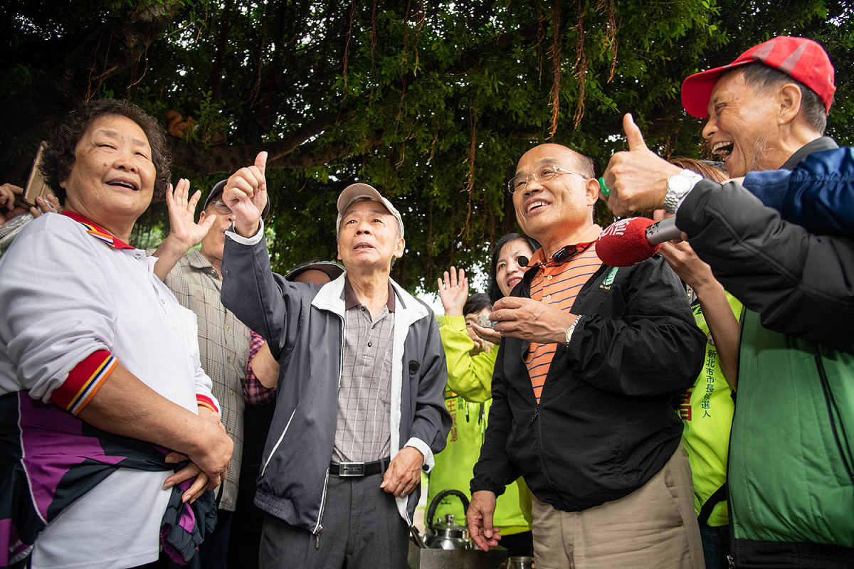 許多阿公、阿嬤一看到蘇貞昌，馬上豎起大拇指，喊出「衝衝衝」的口號。 圖：蘇貞昌辦公室提供