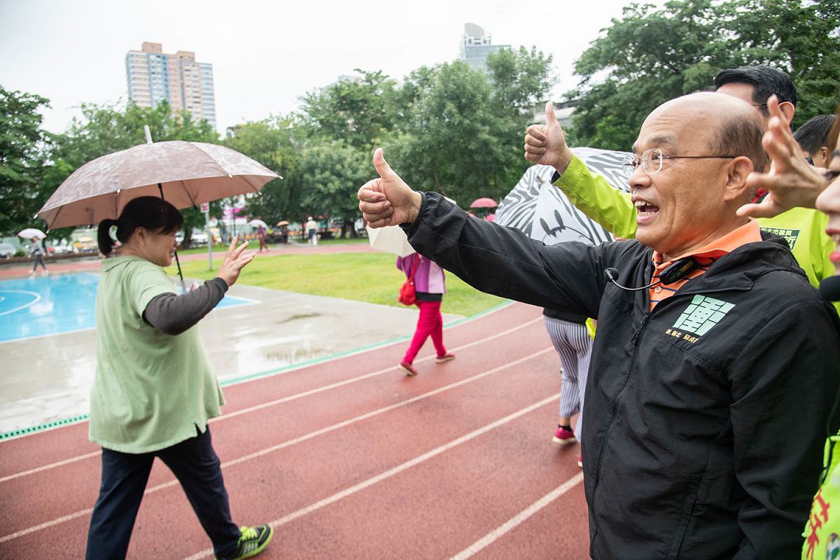儘管天公不作美，仍有不少民眾出門運動。 圖：蘇貞昌辦公室提供
