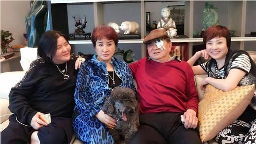 楊麗花與洪文棟兩人曾因家產一事鬧婚變，但好友邱瓈寬出面緩解。 圖：翻攝臉書