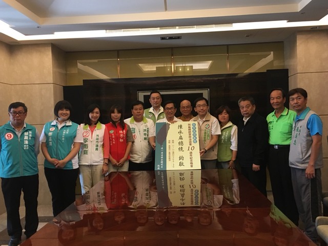 11位一邊一國連線大高雄成員，上午親送晚會邀請函給陳前總統。
 圖：陳致中競選辦公室/提供