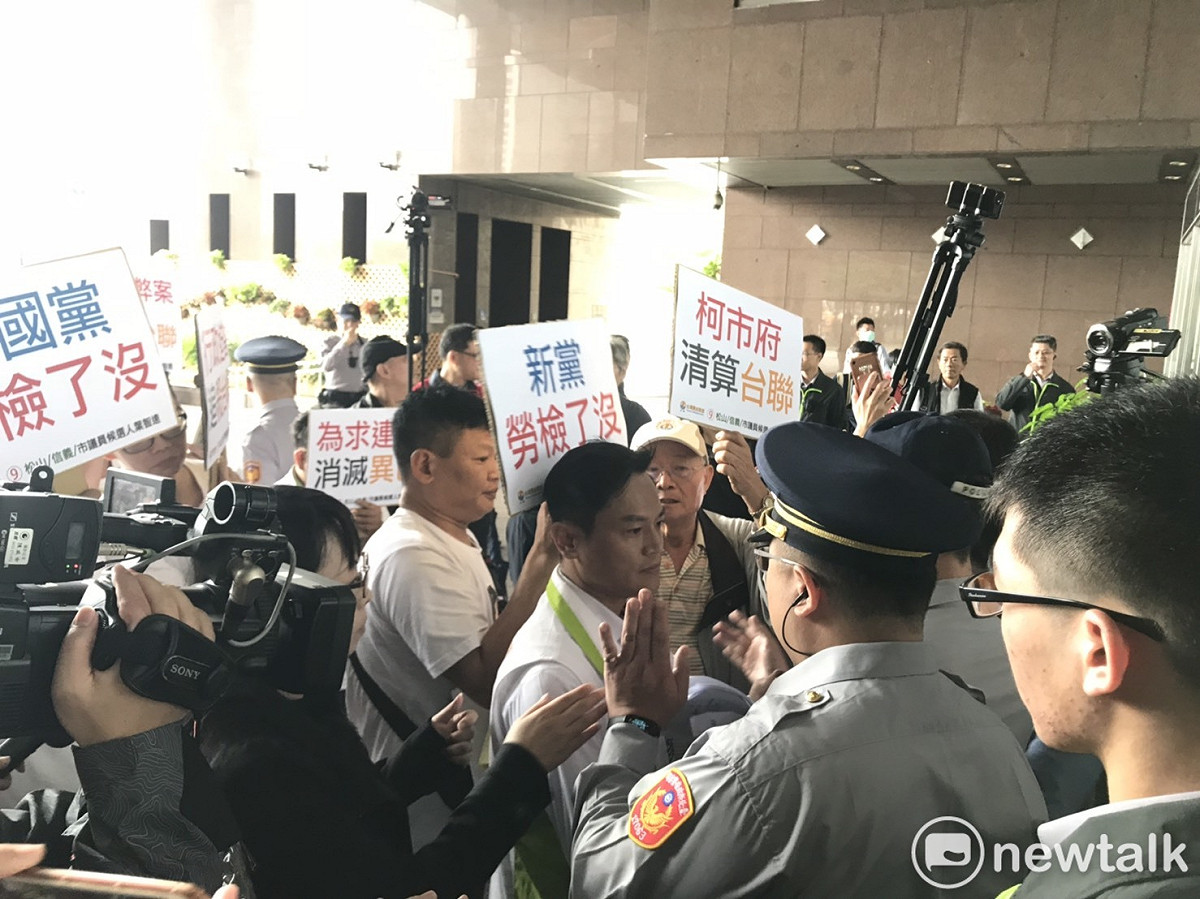 台聯準備進入北市府檢舉其他政黨，遭警方攔截。 圖 : 周煊惠 / 攝