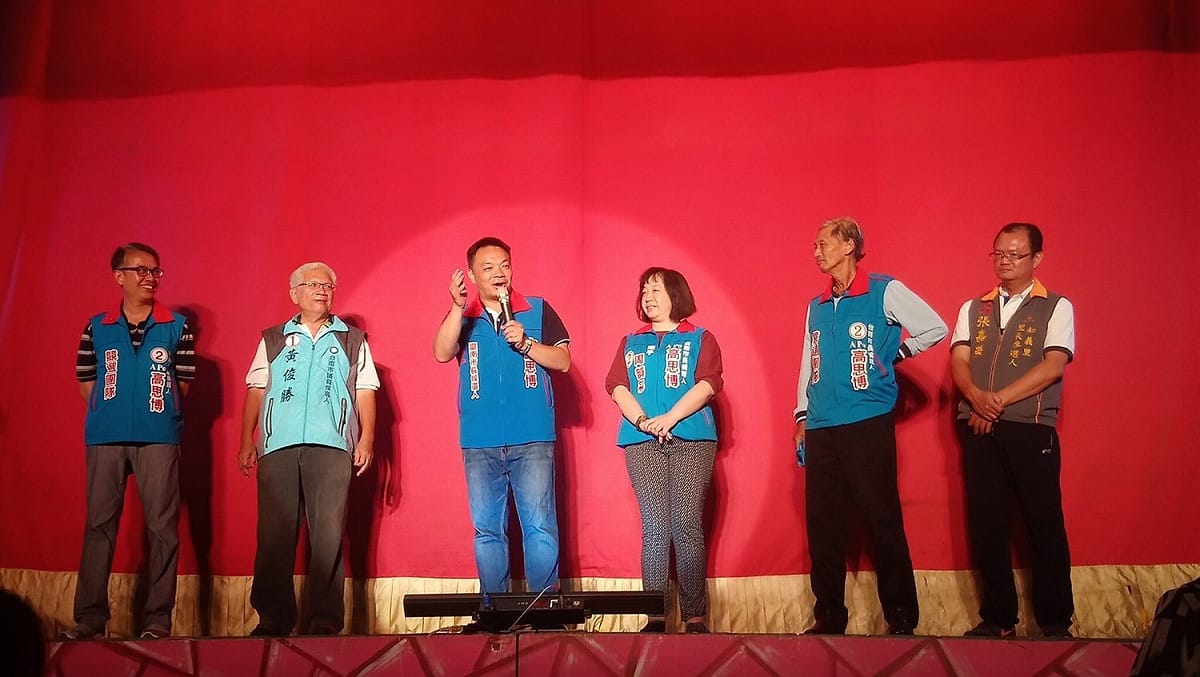 國民黨台南巿長候選人高思博表示，他昨晚跟著春美歌劇團到新化的大目降廣場，「鄭成功傳奇」開演出現爆棚，超過1300人，把廣場擠得水泄不通。 圖：黃博郎/攝