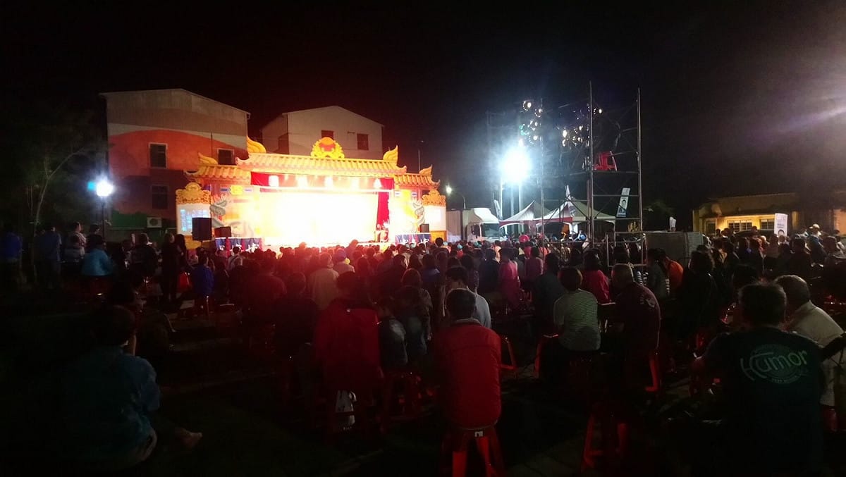「鄭成功傳奇」才開演，就出現爆棚，超過1300人，把廣場擠得水泄不通。 圖：黃博郎/攝