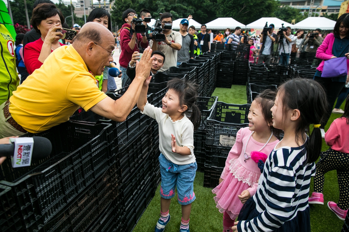 蘇貞昌舉辦「玩趣總動員」親子園遊會，與小朋友同樂。 圖/蘇貞昌選辦