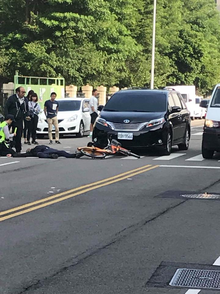 失蹤5天的黎明幼兒園園長林金連，上午突然騎著腳踏車現身在台中市雙十路，逆向衝撞參加活動的台中市長林佳龍座車。 圖：翻攝自臉書爆料公社