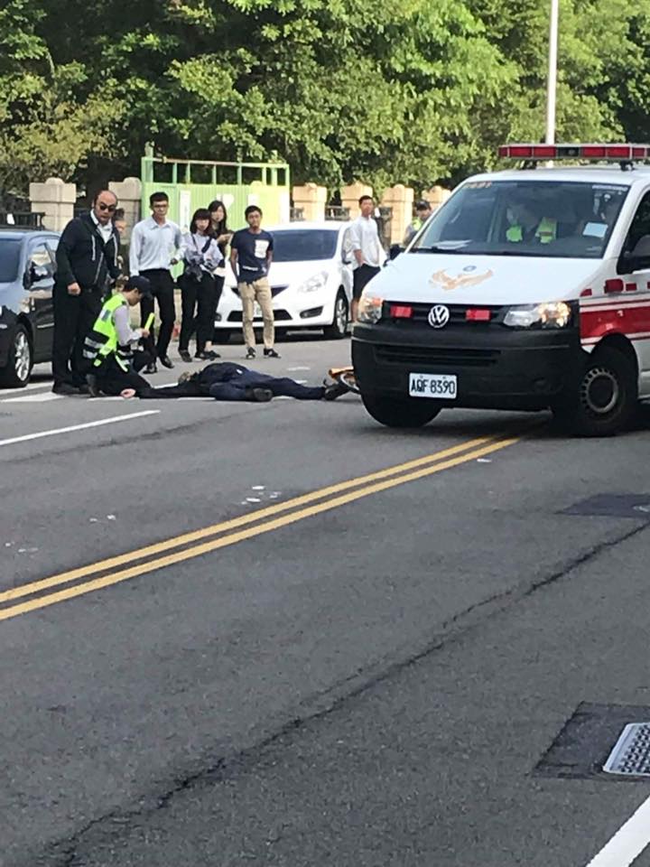 警消指出，到場時發現林金連身上無明顯外傷，不過疑似受到猛烈撞擊導致意識不清，送醫後進行插管治療。 圖：翻攝自臉書爆料公社