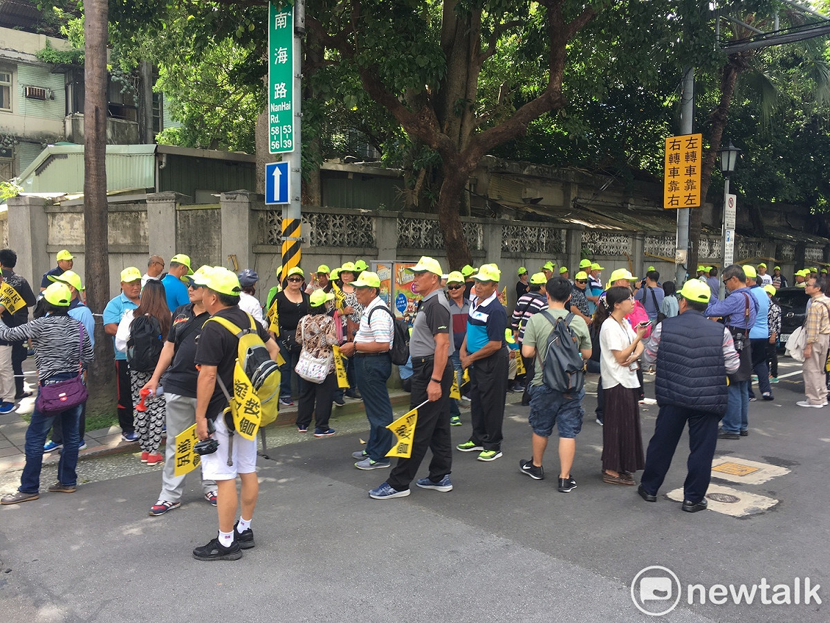極度不滿的漁民號召上街向中央政府抗議，人群集結中。 圖 : 張良一/攝