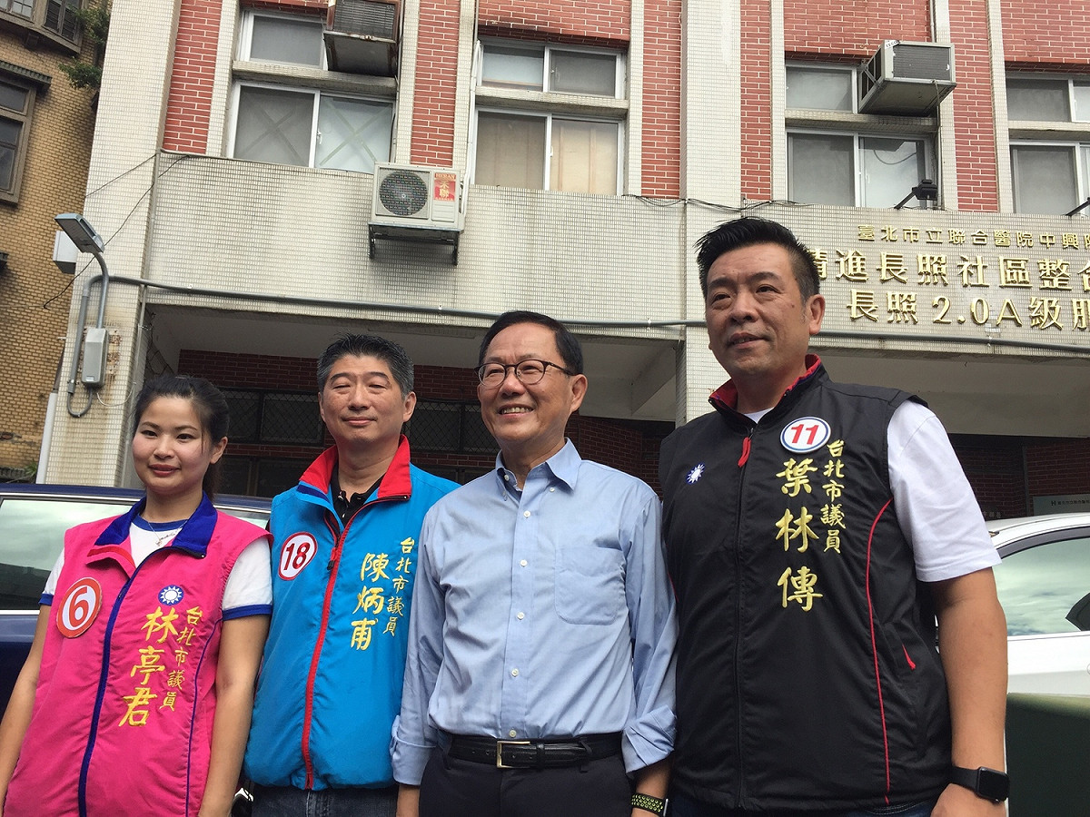 丁守中上午在台北市中山大同區議員葉林傳、陳炳甫與林亭君的陪同下，前往以作為長照據點的大橋派出所前召開記者會。 圖：趙婉淳／攝