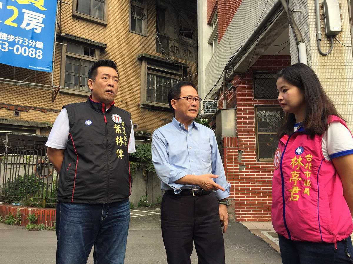 丁守中上午在台北市中山大同區議員葉林傳、陳炳甫與林亭君的陪同下，前往以作為長照據點的大橋派出所前召開記者會。 圖：趙婉淳／攝
