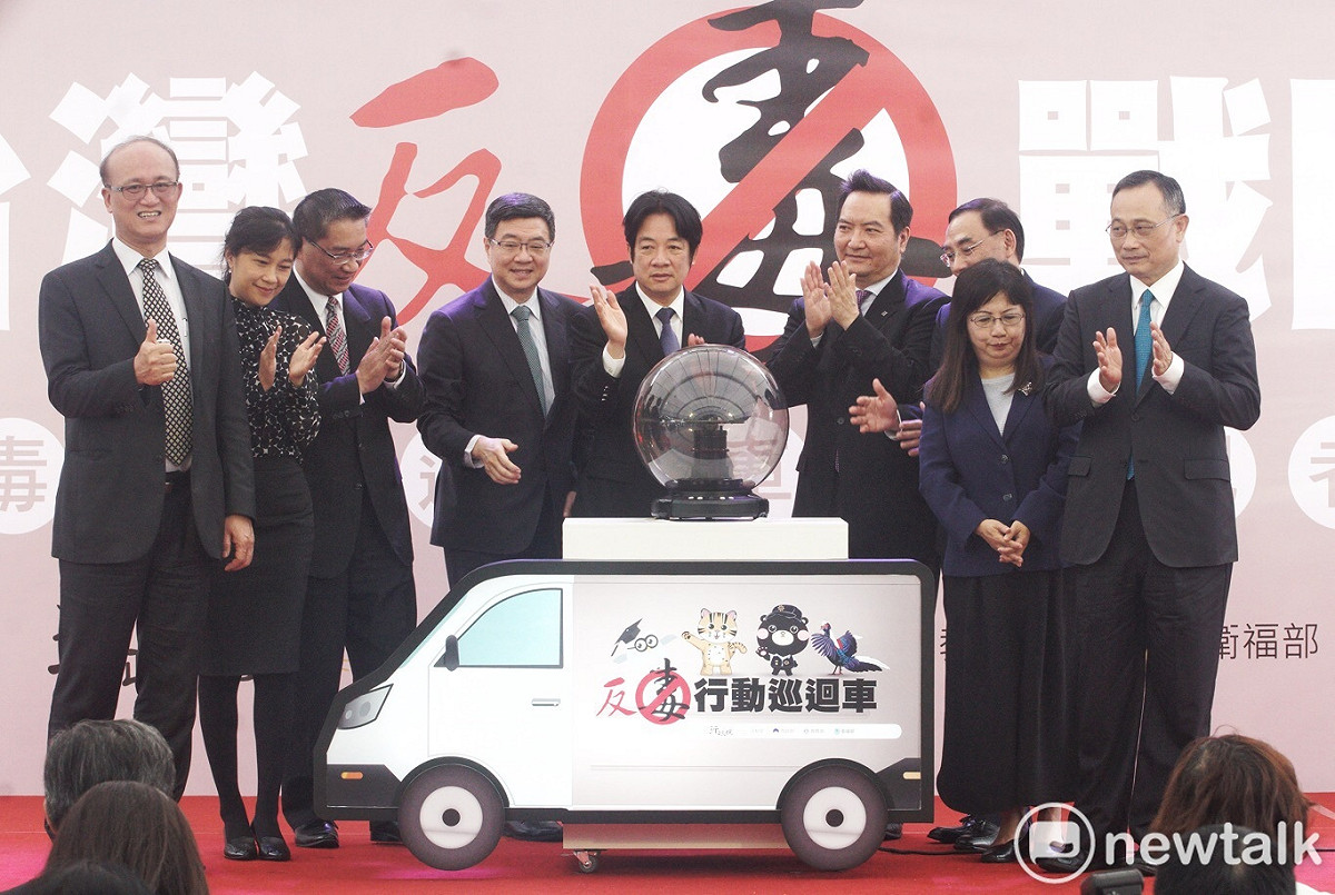 行政院今(6)天上午11時邀集法務部、教育部、內政部及衛生福利部於政院前廣場共同辦理「台灣反毒戰隊」反毒行動巡迴車聯合記者會。 圖：張良一／攝