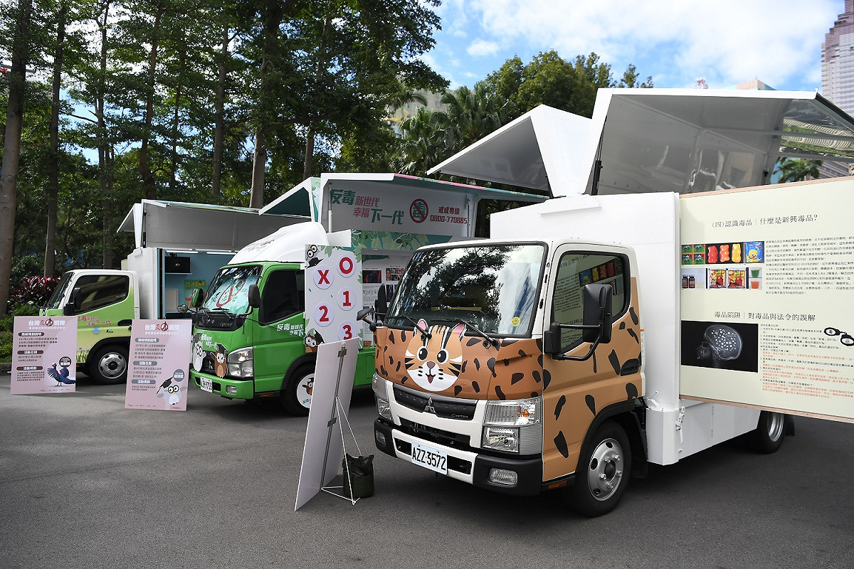 教育部、法務部、衛福部、內政部4部會各打造1台反毒行動車，分別巡迴全台縣市。 圖：行政院/提供