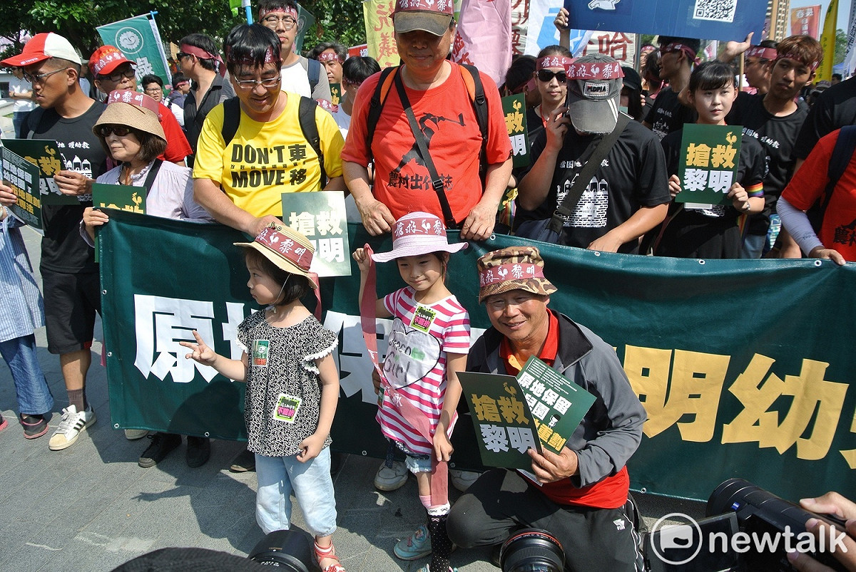 林金連（前排蹲者右一）多次為爭取保留黎明幼兒園上街頭。資料照片。 唐復年/攝