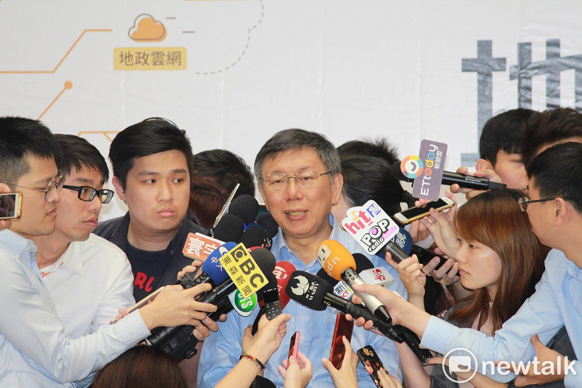 台北市長柯文哲今（6）日受訪被問及是否挺陳其邁有利柯陣營在北市選舉操作棄姚保柯，柯稱他的態度就是「如果你每天想藍綠，自己就先死掉了」。 圖 : 周煊惠 / 攝
