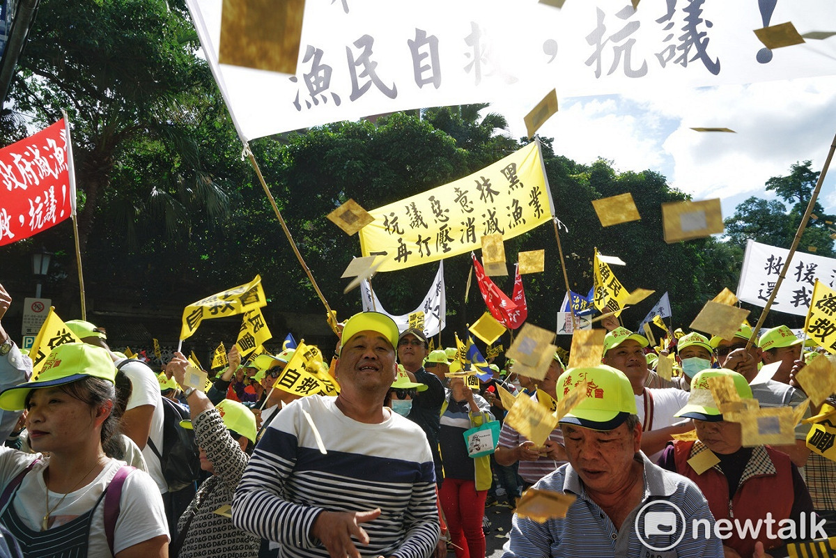 來自蘇澳、琉球、東港等地的漁民於今（６）中午集結於農委會抗議，要求重新檢視遠洋漁業三法。 圖：張良一/攝