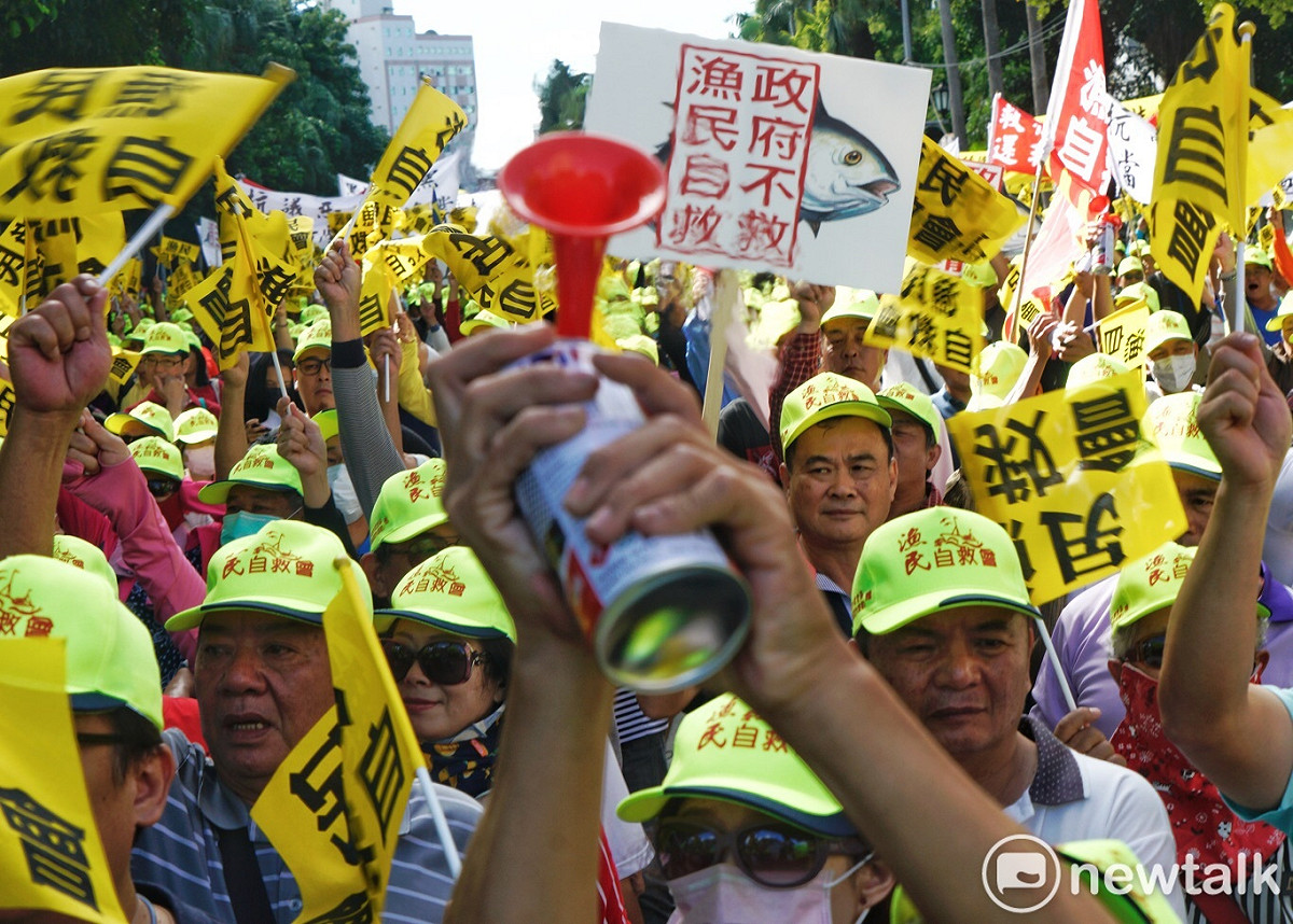 漁民自救會高舉「政府不救，漁民自救」標語。 圖：張良一/攝