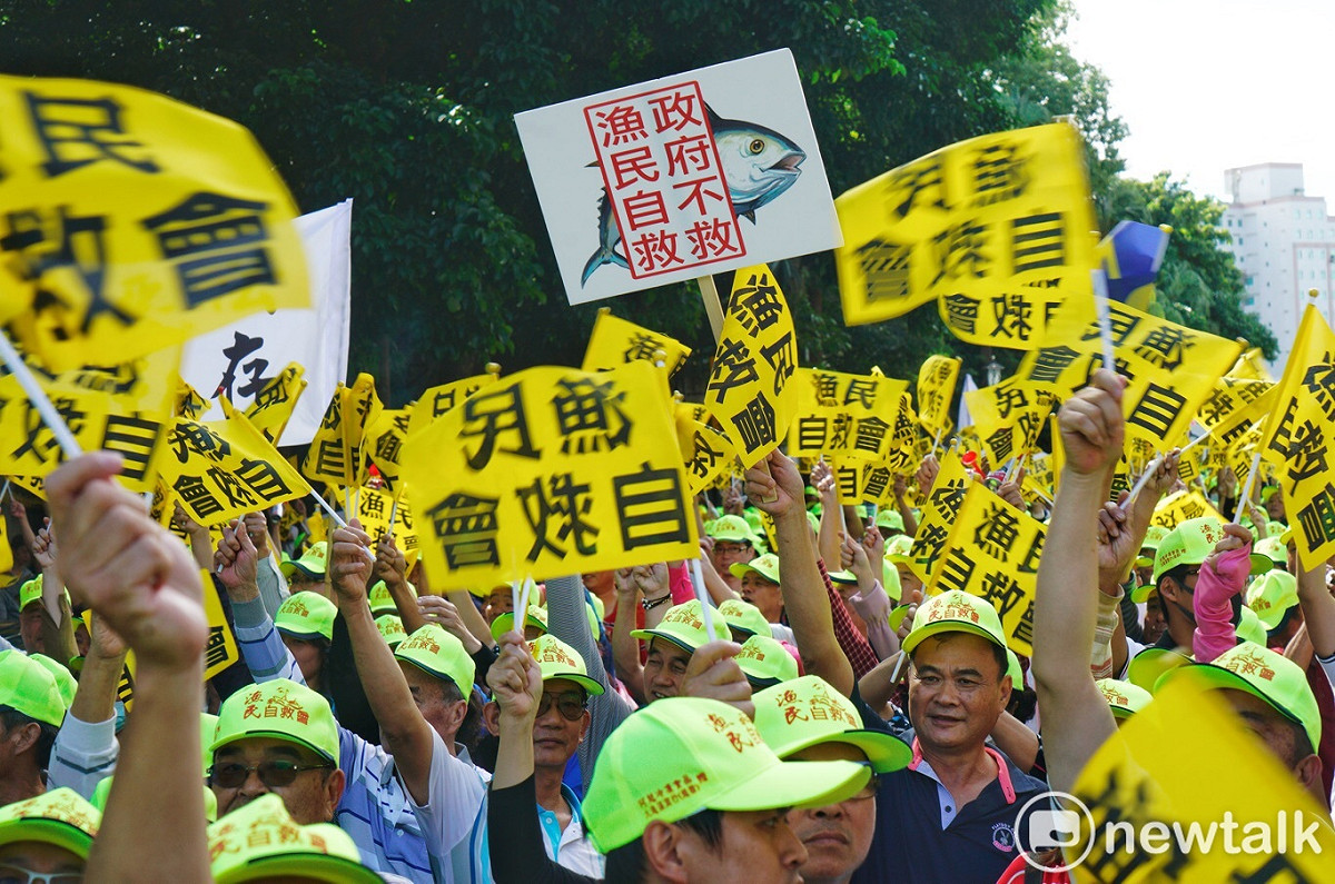 大批漁民自救會成員，由農委會步行到立院，並提九大訴求。步行到立院提出訴求。 圖：張良一/攝