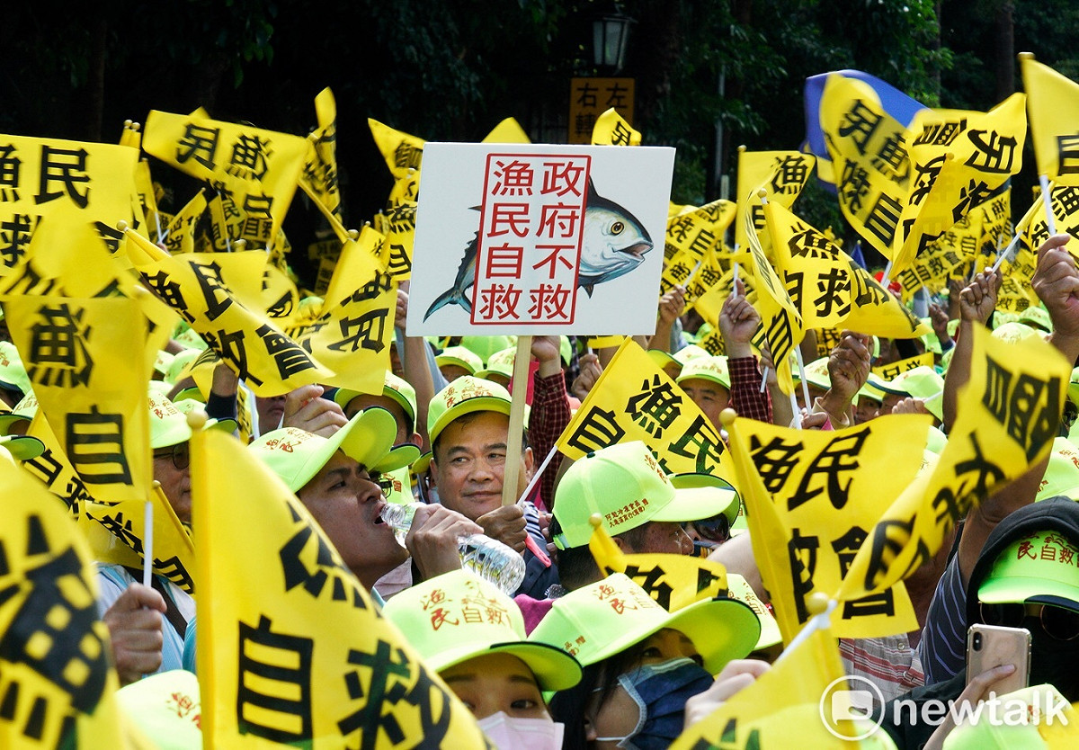 漁民於現場高喊「政府請給我們一口飯吃」。 圖：張良一/攝