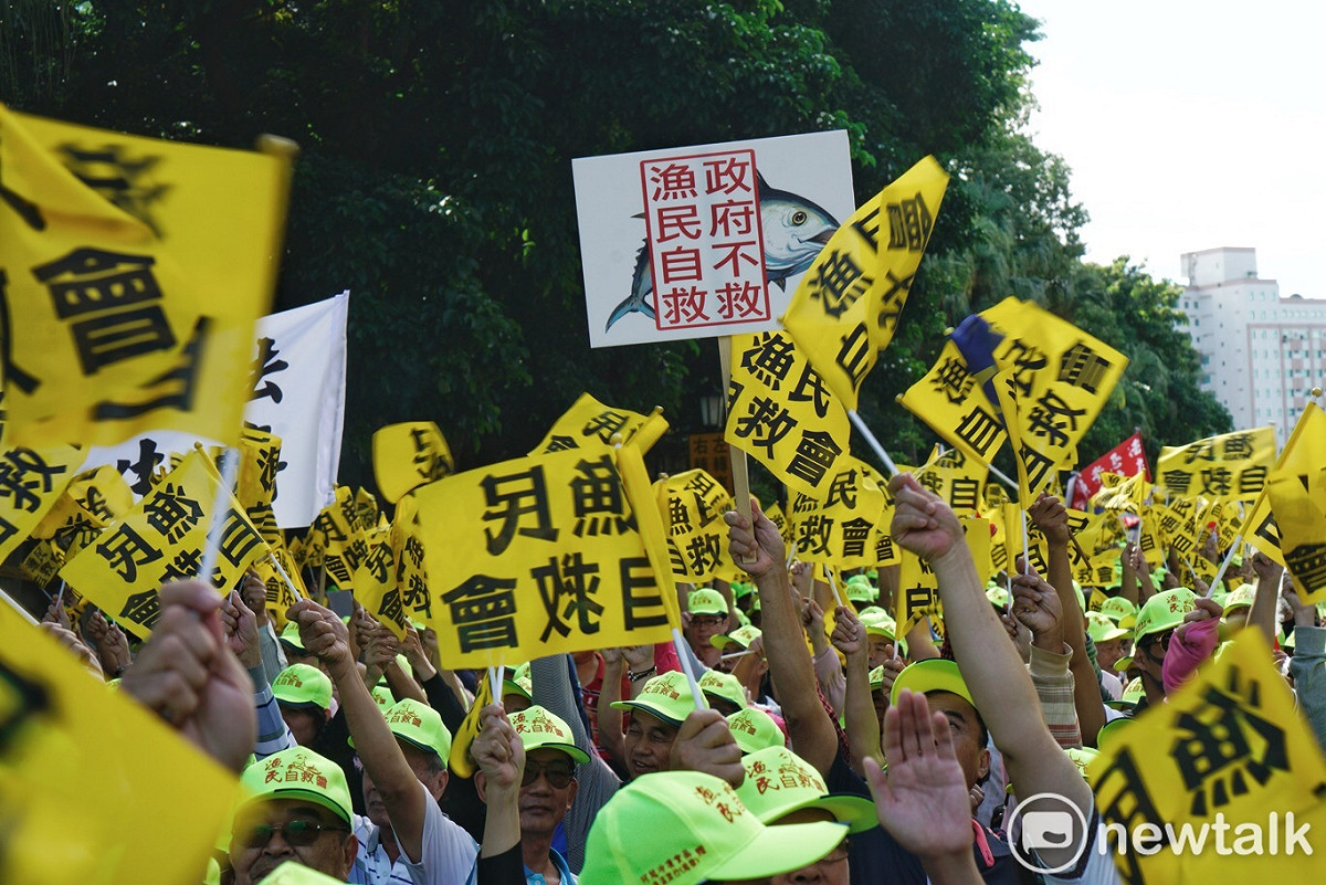 漁民自救會提出的訴求，包含修正漁業三法調整罰鍰、取消漁工逃脫6個月限制僱用規定以利漁船出港作業。 圖：張良一/攝