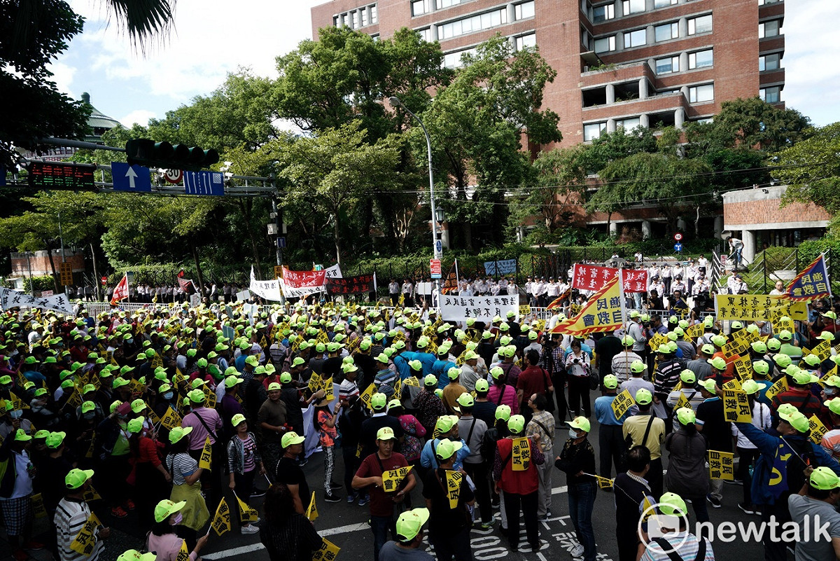 上千漁民集結於農委會外，並將步行至立法院抗議。 圖：張良一/攝