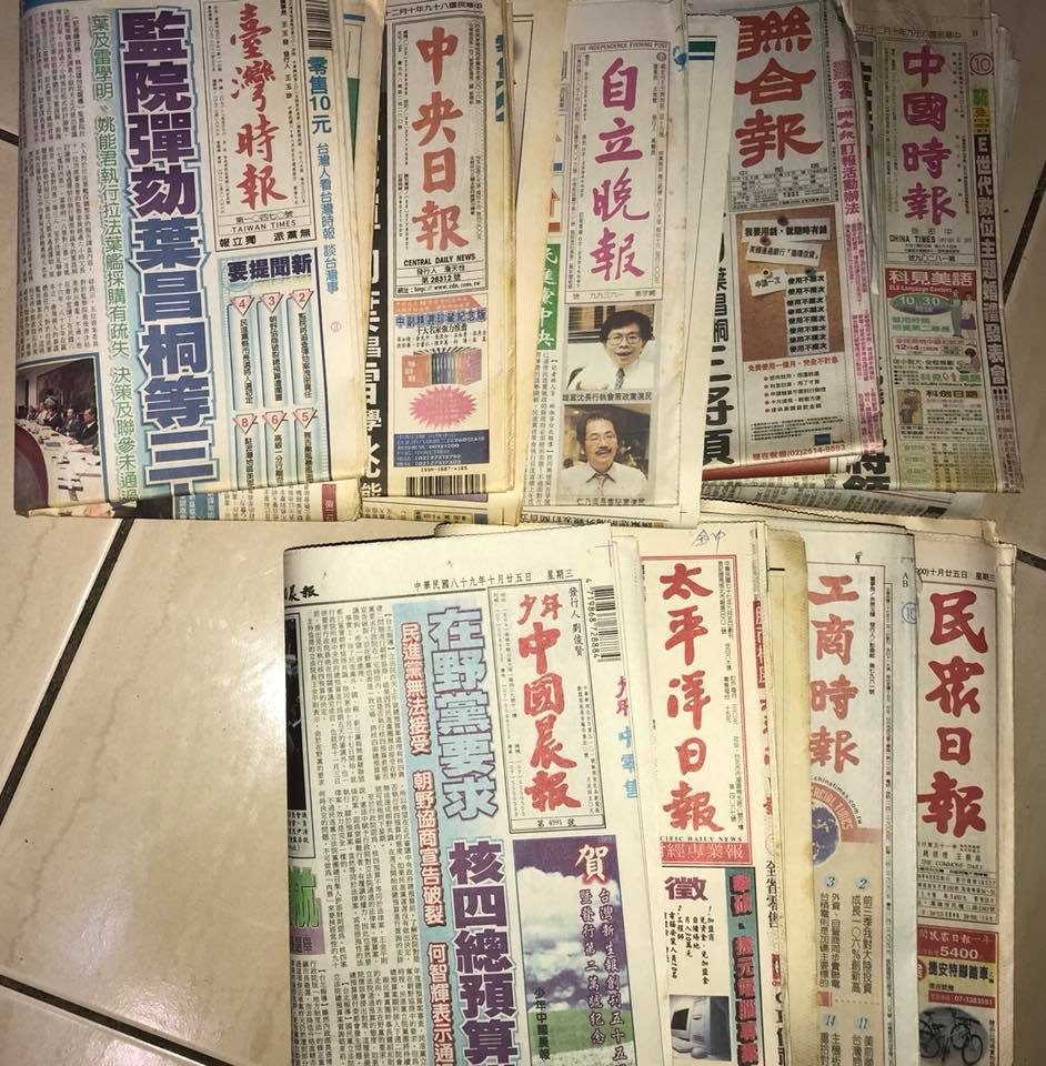 爸爸果真是女兒上輩子的情人啊！一位爸爸在女兒出生那晚，買遍全台各家報紙，好讓孩子長大後能瞭解「出生之時，自己的國家、世界大概是個什麼樣子」，如今一轉眼 18 年飛逝，暖爸也親手將「一疊一疊」的時光膠囊交到女兒手中，讓網友不禁直呼「好有意義的禮物！」。 圖／翻攝爆廢公社