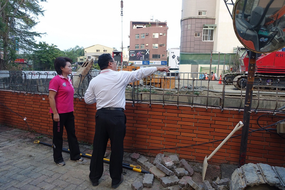嘉義市新生路北排旁道路發生坍塌意外，市長候選人蕭淑麗前往關切。 圖：蕭淑麗競選團隊/提供