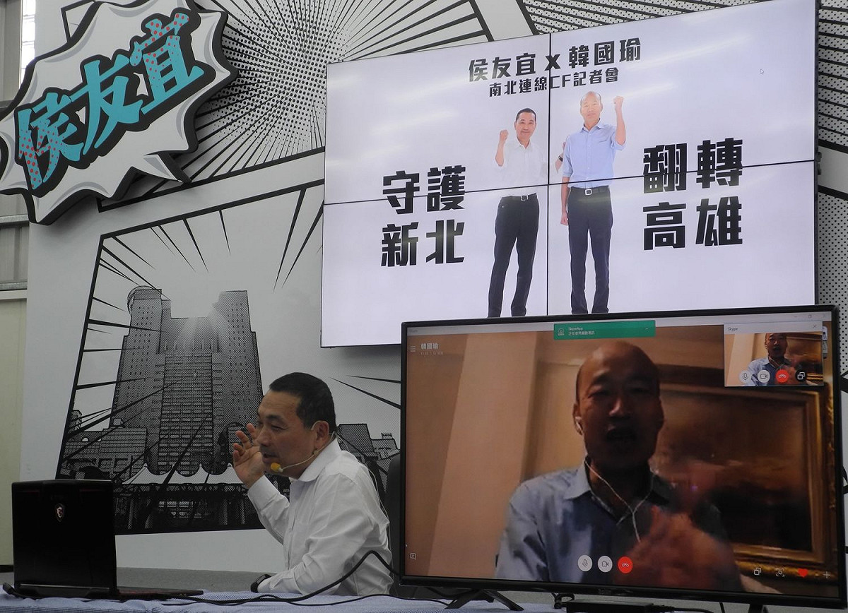 侯友宜、韓國瑜，以「北神探、南菜販」合體拍CF ，標榜「正義X覺醒」，訴求「守護新北、翻轉高雄！」今下午南北視訊連線發佈CF。 圖：王峻昌/攝（資料照片）