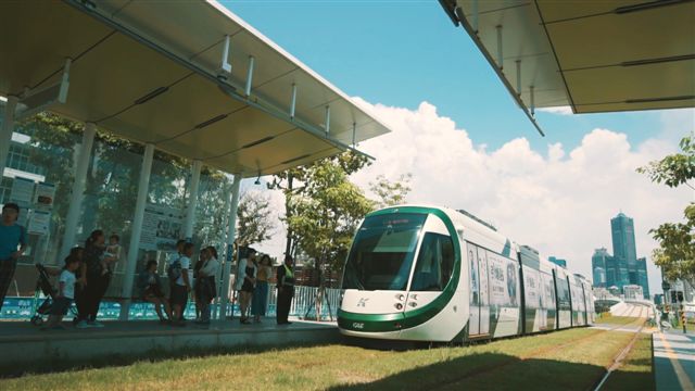 高雄市捷運局研擬輕軌旗津線，今（13）日舉辦「高雄都會區大眾捷運系統旗津線建設及周邊土地開發計畫可行性研究委託技術服務案」評選作業，最後由台灣世曦工程顧問有限公司得標，後續將完成相關報告書，並向中央部會審議核定。 圖：高雄市新聞局/提供