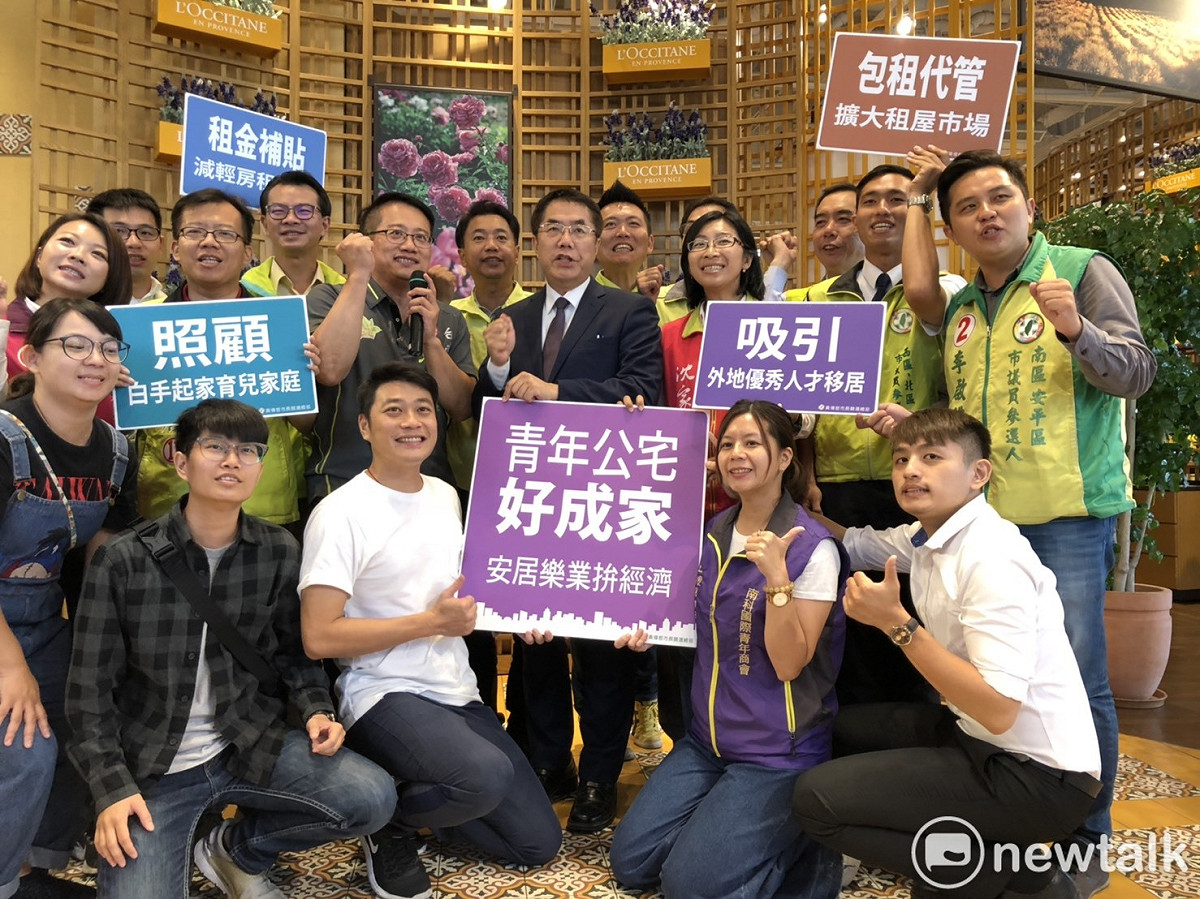 民進黨台南市長候選人黃偉哲與南科青商會的青年朋友及學生相約咖啡廳、交換青年議題想法(1)。 圖：黃博郎/攝