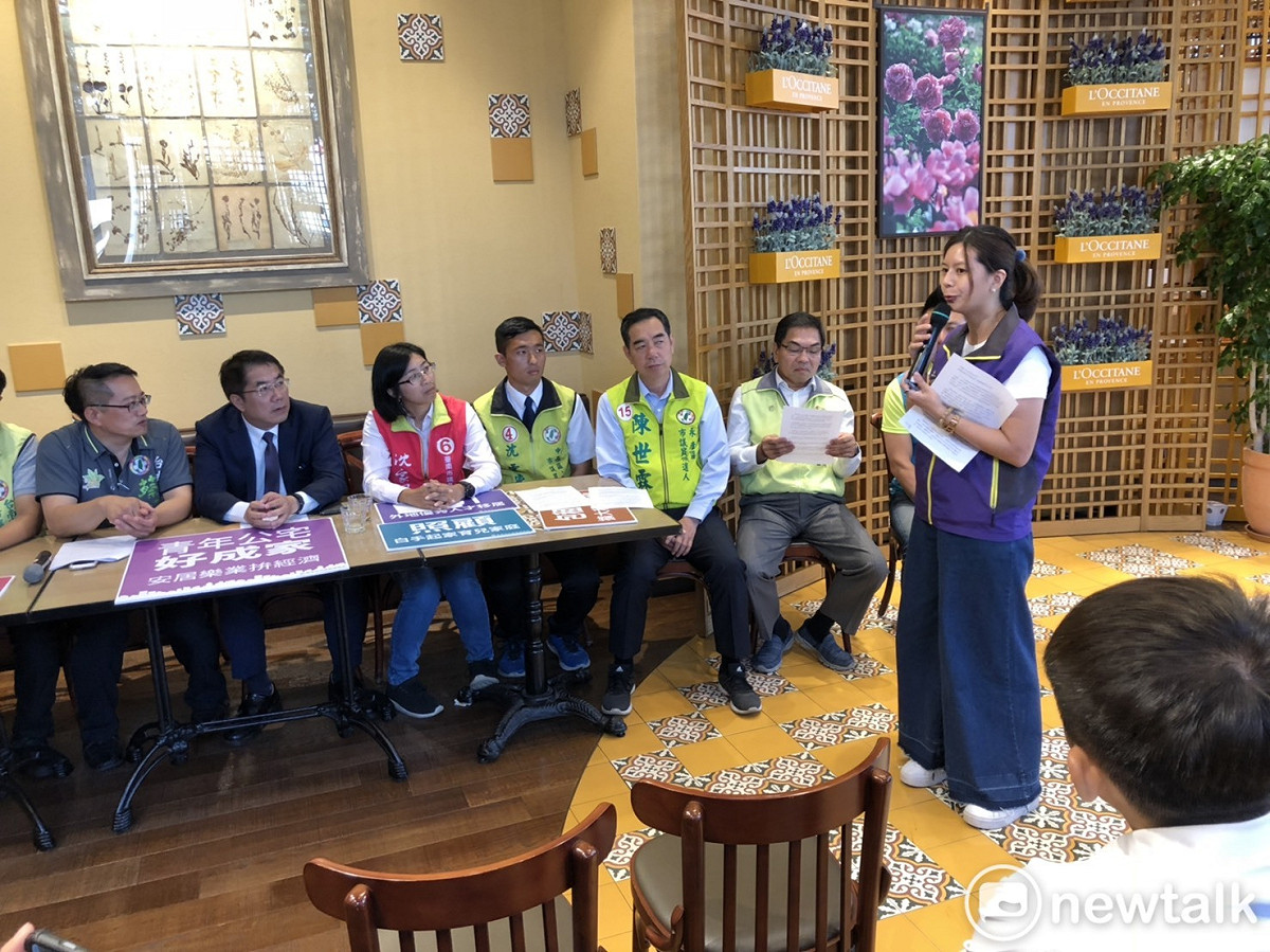 民進黨台南市長候選人黃偉哲與南科青商會的青年朋友及學生相約咖啡廳、交換青年議題想法(2)。 圖：黃博郎/攝