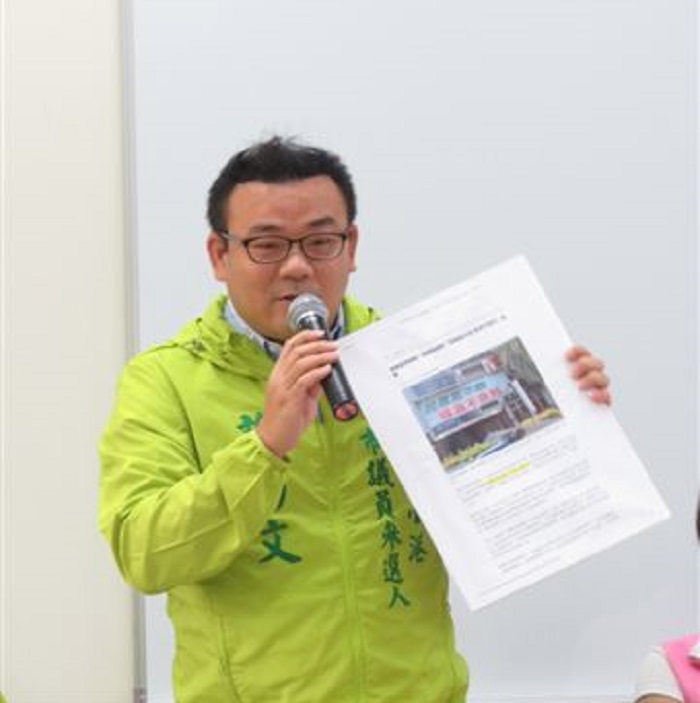 許乃文提數據顯示，2016、2017連續兩年高雄營利事業銷售額成長率都是六都第一，2018上半年高雄的青年失業率則是六都最低。 圖：許乃文競選服務處/提供