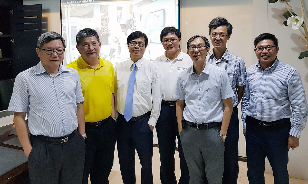 （由左而右）高雄科大電機系教授、前第一科大副校長周至宏；陳其邁；中山大學電機系教授黃國勝；台南大學資工系教授李健興；高雄大學資工系教授；AI研究中心主任、前副校長洪宗貝；高雄科大電子工程系教授洪盟峰。 陳其邁臉書