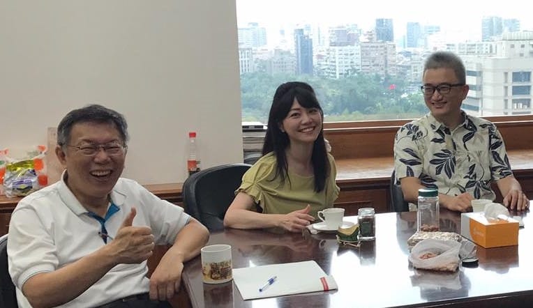左起：柯文哲、高嘉瑜、杜奕瑾 高嘉瑜臉書