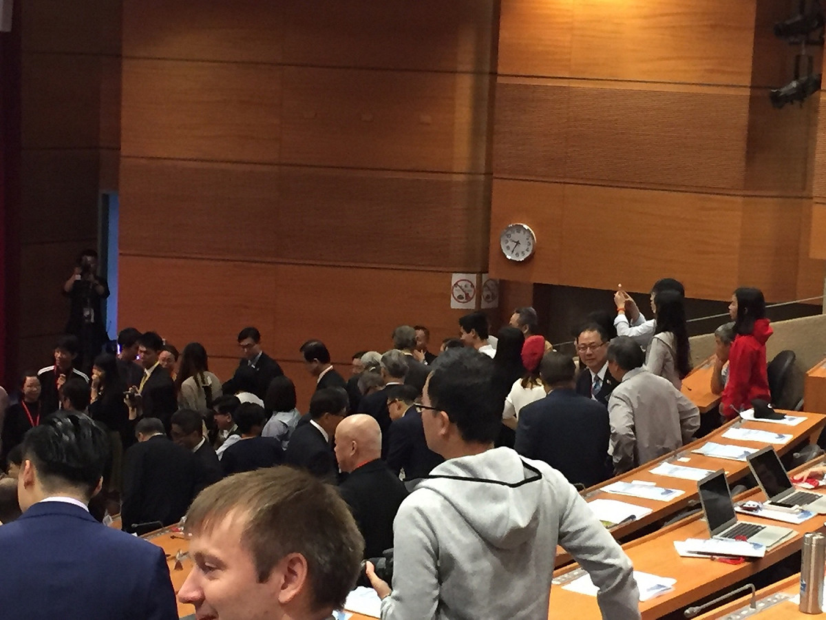 馬英九結束致詞後，主持人便宣布休息，現場大批民眾排隊爭相與馬英九合影留念，顯見馬英九的人氣依舊很旺。 圖：趙婉淳／攝
