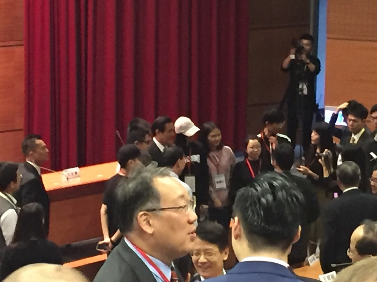 馬英九結束致詞後，主持人便宣布休息，現場大批民眾排隊爭相與馬英九合影留念，顯見馬英九的人氣依舊很旺。 圖：趙婉淳／攝