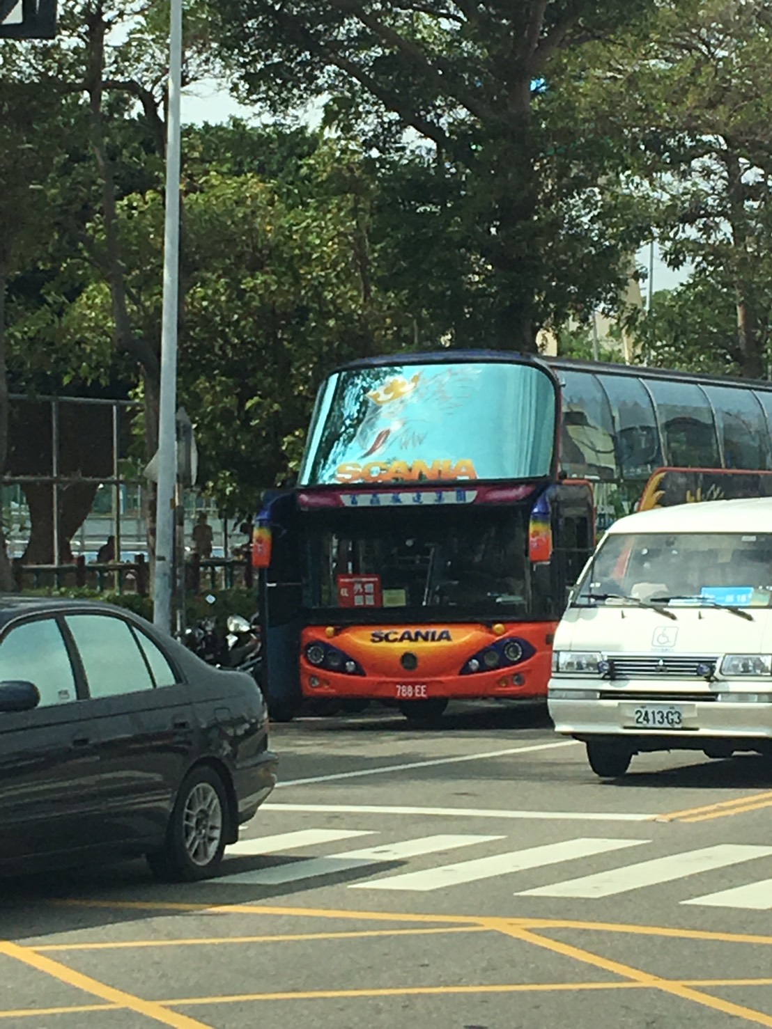 李榮鴻指接駁車停在路邊，衝擊當地交通。 台中市議員李榮鴻/提供
